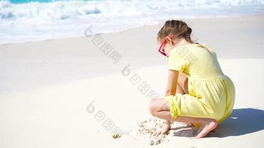 可爱的女孩热带海滩使<strong>沙子城堡</strong>